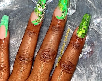Prensa de brillo encapsulado verde en las uñas /Uñas verdes/ Cristales de uñas/Uñas con brillo /Uñas de primavera/Uñas encapsuladas