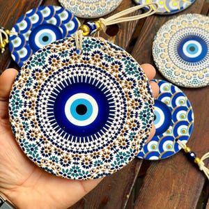 Attaccapanni da parete in ceramica con occhio blu decorato in oro, regalo per la nuova casa. Arte murale, decorazioni minimaliste per gli occhi, ornamenti in ceramica, regali di Natale, regalo per il malocchio