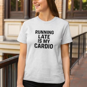 Laufende spät ist mein Cardio-T-Shirt: Lustiges sarkastisches Workout-T-Shirt