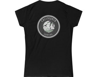 Könnte beinhalten: Schwarzes Damen-T-Shirt mit einem weißen Kreis-Motiv auf der Rückseite. Das Motiv zeigt eine Palme, einen Sonnenuntergang und den Text "CALIFORNIA SURFING".