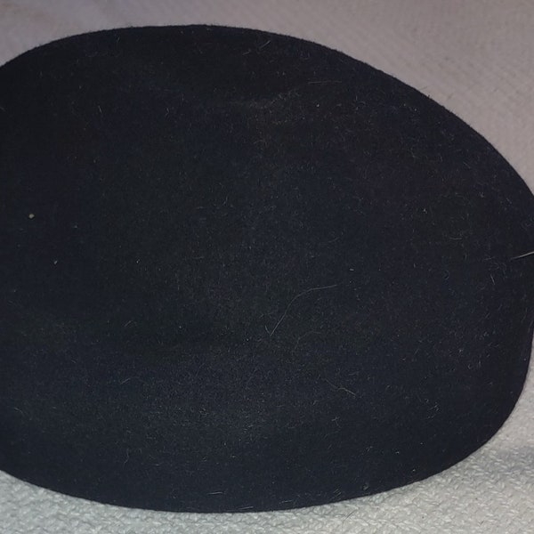 Vintage woman's hat black felt beret with decorative hat pin. Ca. 1940s-50s.