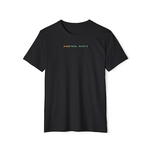 Peut inclure: T-shirt noir avec l'inscription "print("Hello, World!")" en vert et orange. Le t-shirt à manches courtes a un col rond. Le texte est centré sur la poitrine.