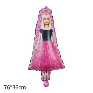 Op de afbeelding: Een roze en paarse folie ballon in de vorm van een Barbiepop met een zwart topje en een roze tule rok. De ballon is 76 cm bij 36 cm.