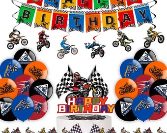 Può includere: Un set di decorazioni per feste di compleanno a tema motocross. Include uno striscione con la scritta "Happy Birthday", palloncini, decorazioni per torte e topper per cupcake, tutti con moto e piloti di motocross. La combinazione di colori include rosso, arancione, blu e nero.