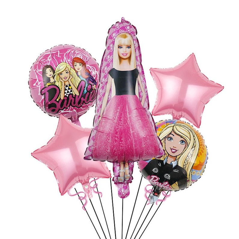 Op de afbeelding: Een set van zes roze en witte ballonnen met Barbie-figuren. De ballonnen bevatten een grote roze ballon met een Barbiepop in een roze jurk, een ronde ballon met een groep Barbiepoppen, twee stervormige ballonnen en twee ronde ballonnen met Barbie-figuren.