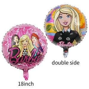 Op de afbeelding: Twee roze en gouden folie ballonnen met Barbie erop gedrukt. De ene ballon heeft een enkele Barbie pop met een zwart kat ontwerp. De andere ballon heeft drie Barbie poppen. Beide ballonnen zijn 45,7 cm in diameter en hebben een dubbelzijdig ontwerp.