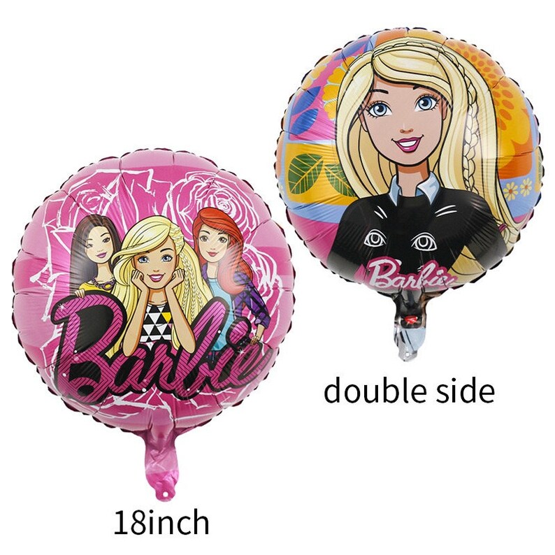 Op de afbeelding: Twee roze en gouden folie ballonnen met Barbie erop gedrukt. De ene ballon heeft een enkele Barbie pop met een zwart kat ontwerp. De andere ballon heeft drie Barbie poppen. Beide ballonnen zijn 45,7 cm in diameter en hebben een dubbelzijdig ontwerp.