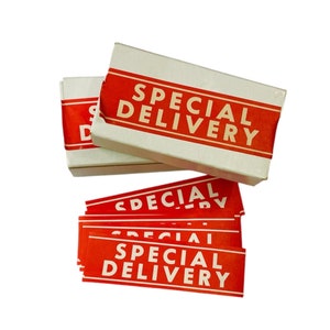 Vintage 1960er Jahre spezielle Lieferung rot gummierte Etiketten Box (35 Etiketten), Vintage Ephemera Etiketten Sammlerstücke