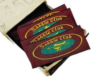Etiquetas de ropa bordadas de tela del Saddle Club, de la década de 1970