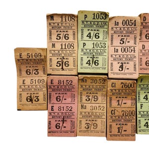 Libros de billetes de ida y vuelta de autobús británicos antiguos, bloques de billetes antiguos, pila de billetes antiguos, billetes antiguos efímeros para diarios basura y collages.