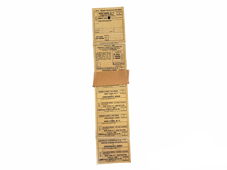 K&ouml;nnte beinhalten: Ein Stapel alter Zugtickets f&uuml;r Reisen zwischen New York, NY und Cincinnati, OH. Die Tickets sind auf braunem Papier mit schwarzer Tinte gedruckt und zeigen die Namen der Bahngesellschaften: Pennsylvania Railroad, New York Central Railroad und Louisville & Nashville Railroad.