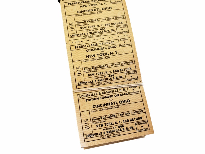 K&ouml;nnte beinhalten: Ein Stapel alter Zugtickets f&uuml;r die Reise von Cincinnati, Ohio nach New York, New York. Die Tickets wurden von der Louisville & Nashville Railroad ausgestellt und sind aus dem Jahr 1935. Die Tickets sind in gutem Zustand und haben eine beige Farbe.