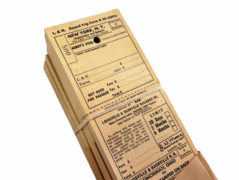 K&ouml;nnte beinhalten: Ein Stapel alter Zugtickets f&uuml;r eine Hin- und R&uuml;ckfahrt nach New York City &uuml;ber die Louisville & Nashville Railroad. Die Tickets sind auf braunem Papier mit schwarzer Tinte gedruckt und haben eine G&uuml;ltigkeit von 30 Tagen, 3 Monaten oder 6 Monaten. Die Tickets sind mit einer Schnur zusammengebunden.