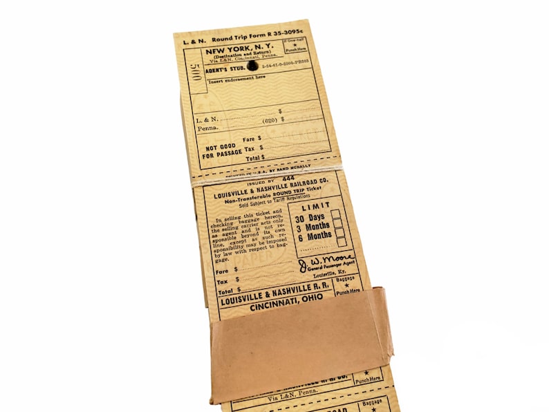 K&ouml;nnte beinhalten: Ein Vintage-Zugticket f&uuml;r eine Rundreise von New York, NY zur Louisville & Nashville Railroad Co. Das Ticket ist auf vergilbtem Papier gedruckt und hat eine G&uuml;ltigkeit von 30 Tagen, 3 Monaten oder 6 Monaten. Das Ticket ist von J.W. Moore, General Passenger Agent, unterzeichnet.