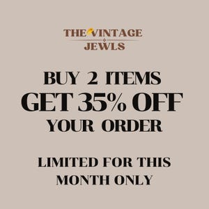 K&ouml;nnte beinhalten: Ein beigefarbenes Grafikschild mit dem braunen Text THE VINTAGE JEWELS und einem kleinen goldenen Ring-Symbol. Darunter steht in schwarzer Schrift BUY 2 ITEMS GET 35% OFF YOUR ORDER, gefolgt von LIMITED FOR THIS MONTH ONLY in fetter Schrift.