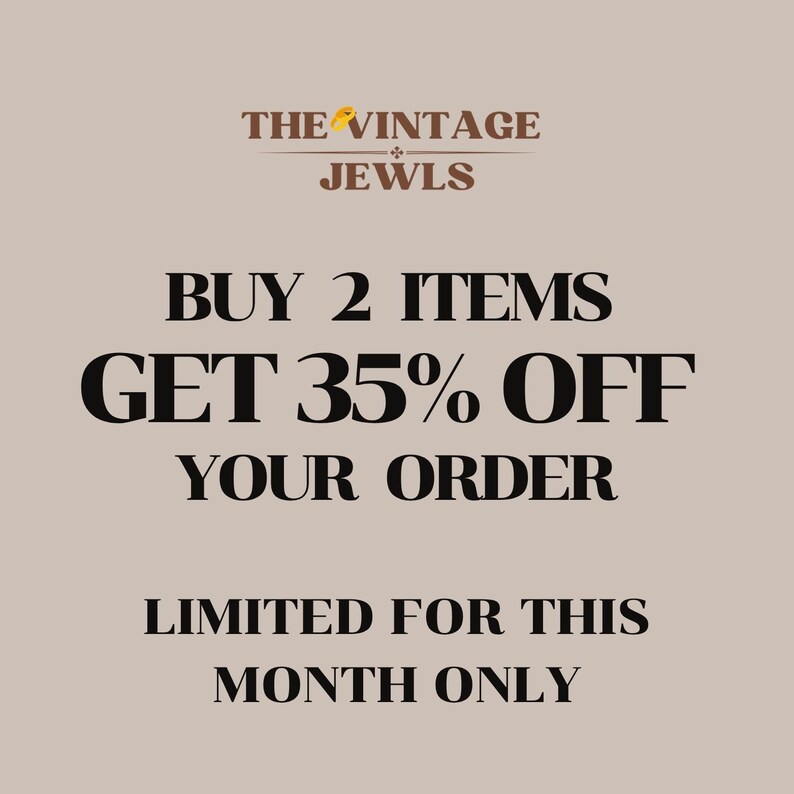 K&ouml;nnte beinhalten: Ein beigefarbenes Grafikschild mit dem braunen Text THE VINTAGE JEWELS und einem kleinen goldenen Ring-Symbol. Darunter steht in schwarzer Schrift BUY 2 ITEMS GET 35% OFF YOUR ORDER, gefolgt von LIMITED FOR THIS MONTH ONLY in fetter Schrift.