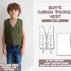 Op de afbeelding: Een jong persoon draagt een olijfgroene cargozakvest met meerdere zakken en een ritssluiting. De afbeelding bevat ook een patroon voor een cargozakvest, met de tekst "BOYS CARGO POCKET VEST 1Y-8Y".