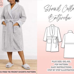 Peut inclure: Un peignoir gris clair à col châle avec une taille nouée et des poches. L'image comprend une illustration de patron et le texte "Shawl Collar Bathrobe" et "Includes Free Tie Front Shorts Pattern."