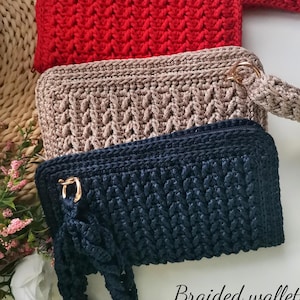 Op de afbeelding: Drie gevlochten portemonnees in rood, beige en marineblauw, elk met een goudkleurige sluiting. De portemonnees zijn rechthoekig met een geweven textuur. De afbeelding bevat de tekst "Braided wallet + Video tutorials".