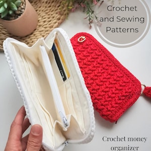 Op de afbeelding: Een witte gehaakte portemonnee met een open rits, met binnenvakken en kaarten. Een rode gehaakte telefoonhoes zit ernaast. De afbeelding bevat de tekst "Crochet and Sewing Patterns" en "Crochet money organizer + Video tutorials Step by step guide | Beginners friendly."