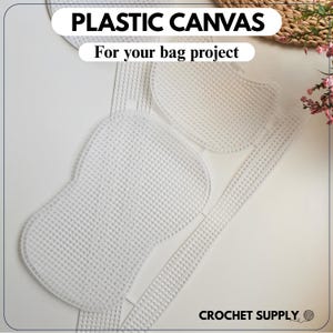 Può includere: Pezzi di tela plastica bianca per un progetto di borsa, caratterizzati da un motivo a griglia. L'immagine include il testo PLASTIC CANVAS, For your bag project e CROCHET SUPPLY. I pezzi sono sagomati per essere assemblati in una borsa.