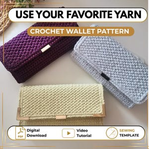 Può includere: Tre portafogli rettangolari all'uncinetto in viola scuro, grigio chiaro e crema. Il testo USE YOUR FAVORITE YARN e CROCHET WALLET PATTERN appare sopra. Il portafoglio color crema presenta angoli in metallo dorato e una chiusura centrale.