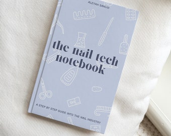 Op de afbeelding: Een lavendelkleurig notitieboekje met de titel "the nail tech notebook" en de tekst "A step by step guide into the nail industry". De omslag heeft illustraties van nagelgereedschap en -benodigdheden.