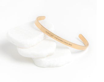 Pulsera con cita inspiradora "No dejes que los días difíciles ganen" Pulsera grabada
