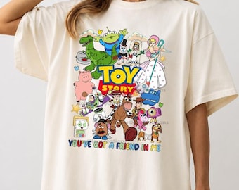 Camiseta vintage Toy Friends PNG, diseño de amistad entre vaquero y guardabosques espacial, camiseta gráfica inspirada en dibujos animados retro, descarga digital