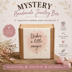 以下が含まれることがあります： 黒い筆記体で「Unbox a little magic」と書かれた白いラベルが貼られた茶色の段ボール箱。ラベルはピンクの水彩画と金色の星で装飾されています。箱には「MYSTERY Handmade Jewelry Box」という文字とアイコンが印刷されています。