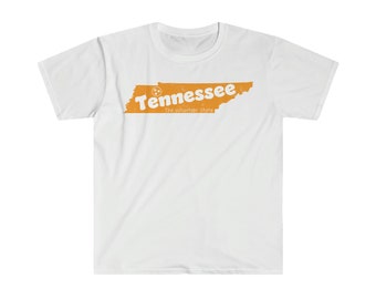 Könnte beinhalten: Weißes T-Shirt mit einem orangefarbenen Aufdruck des Bundesstaates Tennessee. Der Aufdruck zeigt das Wort "Tennessee", den Text "The Volunteer State" und ein Fußballbild.