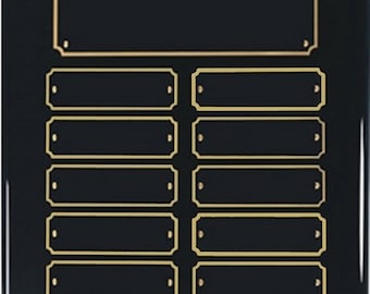 Puede incluir: Placa negra con borde dorado y 12 espacios rectangulares para grabar nombres. La placa es perfecta para reconocer logros u honrar a personas.