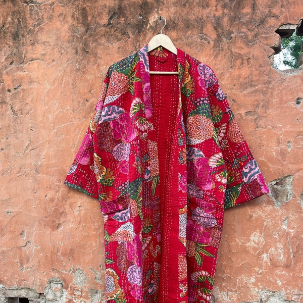 Kimono Kantha d’hiver, robe kimono Kantha imprimée de fruits multicolores matelassés en coton, robe Kantha d’hiver taille libre avec ceinture et deux poches.