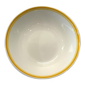 Puede incluir: Cuenco de cerámica blanca con borde amarillo y dorado. El cuenco tiene un diseño sencillo y limpio, adecuado para servir sopas, ensaladas u otros platos. El cuenco es redondo y tiene un acabado brillante.