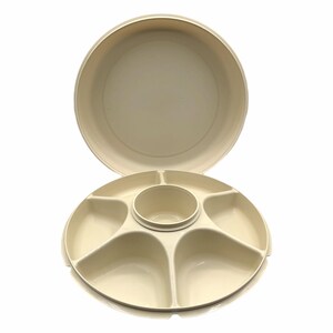 Peut inclure: Plateau de service en deux parties, de couleur blanc cassé. Le plateau inférieur comporte six compartiments et un bol central. Le couvercle est un disque uni assorti. Les plateaux sont en plastique durable.