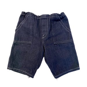 Op de afbeelding: Donkerblauwe denim shorts met een elastische tailleband en twee voorzakken. Witte stiksels omlijnen de zakken en naden. De shorts hebben een casual, relaxte pasvorm.