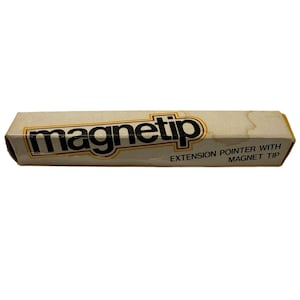 以下が含まれることがあります： 黄色の背景に黒い文字で「magnetip」と書かれた白い紙箱。箱には「Extension Pointer with Magnet Tip」とも書かれている。