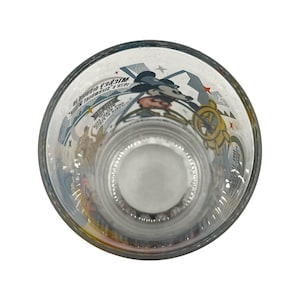 Puede incluir: Vaso transparente con un dise&ntilde;o de dibujos animados con Mickey Mouse y otros personajes. El vaso tiene un borde ancho y una ilustraci&oacute;n detallada en el interior. El dise&ntilde;o incluye estrellas y texto.