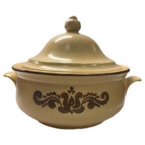 Vintage Pfaltzgraff Village 2 Qt Round Covered Ceramic Casserole Dish
