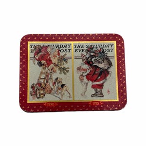 Puede incluir: Un posavasos rectangular con borde rojo y patrones dorados. Muestra dos portadas de la revista The Saturday Evening Post de 1930 y 1925, ambas con Santa Claus en traje rojo junto a juguetes, una escalera y un perro sobre un fondo claro.