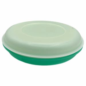 Puede incluir: Un recipiente redondo de dos piezas para guardar alimentos. La tapa es de color verde pálido y la base es de color verde oscuro. Una banda blanca separa la tapa y la base. El recipiente es de plástico.