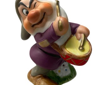 Ceramiczna figurka Schmida Disneya z filmu Królewna Śnieżka i 7 krasnoludków, grająca na bębnach