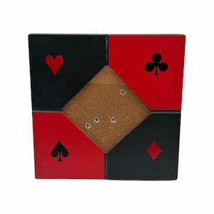Puede incluir: Un marco de fotos cuadrado de madera con temática de naipes. El marco está dividido en cuatro cuadrados, alternando entre negro y rojo. Cada cuadrado de color presenta un símbolo de palo de naipes: corazones, tréboles, picas y diamantes. El centro tiene un inserto marrón texturizado.