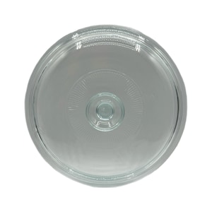 Op de afbeelding: Een heldere, ronde glazen deksel met een gestructureerd patroon in het midden. De deksel heeft een iets verhoogde rand en een kleine, cirkelvormige handgreep in het midden. Het transparante glas maakt het mogelijk om de inhoud te zien.