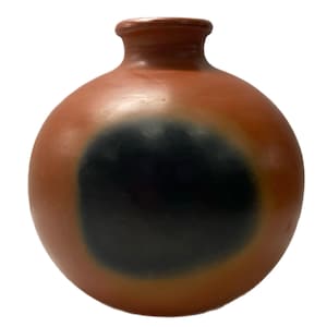 Könnte beinhalten: Eine runde, terrakottafarbene Vase mit einem schwarzen Kreis in der Mitte. Der Kreis hat einen Verlaufseffekt, der von Schwarz zu Orange übergeht.