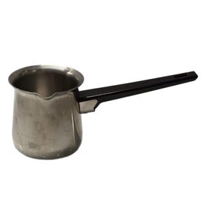 Może przedstawiać: Srebrny metalowy dzbanek do kawy z czarnym plastikowym uchwytem. Dzbanek ma zaokrąglone ciało i dzióbek po boku.