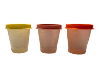 Tupperware vintage de 2 oz, transparente, con tapas naranja, rosa y amarilla