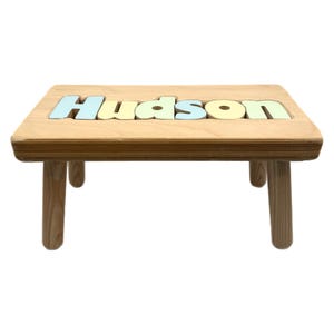 Sgabello puzzle con nome per bambini &quot;Hudson&quot; di Cubby Hole Toys in legno