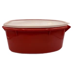 Op de afbeelding: Een rode plastic voedselcontainer met een lichtroze deksel. De container is ovaal van vorm met een licht gebogen bodem en twee kleine handgrepen aan de zijkanten. Het deksel past goed.