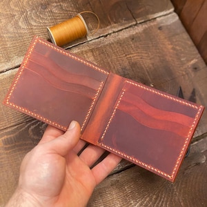 Regalos personalizados para papá / Billetera plegable hecha a mano con iniciales / Regalo para el Día del Padre / Billetera rústica delgada / 6 ranuras para tarjetas